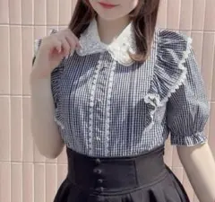 evelyn 襟ビジューフリルブラウス