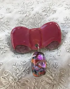 手作り七宝焼　ピンクリボンの揺れるピンブローチダイクロガラス　銀線銀箔　七宝焼き