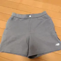 New Balance グレー ショートパンツ