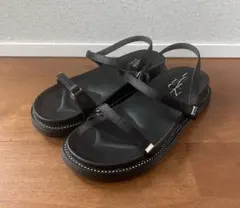 【極美品】LE TALON ジェムピースサンダル ビジュー 黒 M 23.5のサムネイル