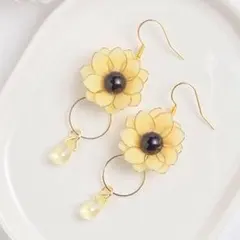 向日葵の雫ピアス／イヤリング　ディップアート　夏用　フラワーピアス　イエロー 向日葵の雫ピアス／イヤリング ディップアート 夏用 フラワーピアス