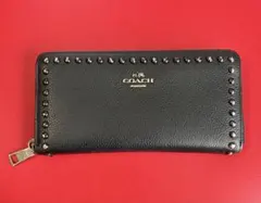 COACH コーチ スタッズデザイン ラウンドファスナー長財布 - メルカリ