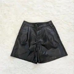 SHEIN　シーイン　黒 合成皮革 ハイウエストショートパンツ