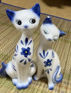 青白い花柄の猫の置物 2体セット - メルカリ