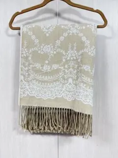 ベージュとホワイトの花柄マフラー