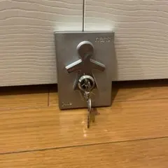キーホルダー 鍵置き カギ掛け　j-me hers ドアストッパー 鍵型 金属製