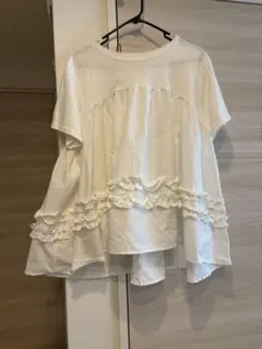 フリル付きホワイト半袖トップス
