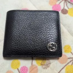 GUCCIの折財布になります