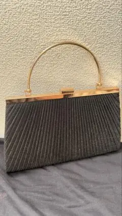 結婚式バッグ　黒いプリーツデザインのクラッチバッグ