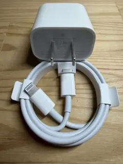 Apple純正の18W充電器とタイプC-ライトニングの1mケーブルのセット