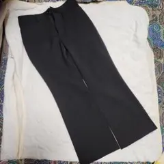 黒のストレートパンツ