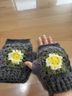 花柄刺繍のグレー指なし手袋