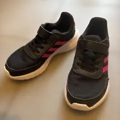 adidas スニーカー