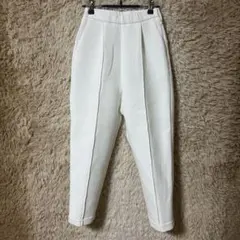 urs ホワイト プリーツ入り テーパードスラックス