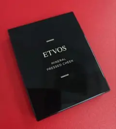 ETVOS ミネラルプレストチーク シナモンベージュ