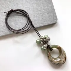 モスグリーン　パール　牛革紐ペンダント　ハンドメイド