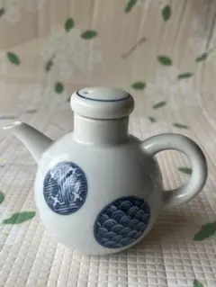 伊万里焼 畑萬陶苑：鍋島 糸巻文 卵型醤油差し 台皿付☆ - メルカリ