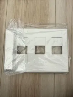 ヒカリアウトレット 3連 スイッチカバー