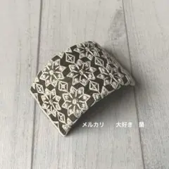 インド刺繍リボン　カーキ色花柄幾何学模様刺繍　ポニーフック(ソフトワイヤー入り)
