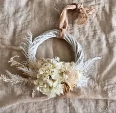 紫陽花とシダ、ソフトストーべと木の実と木の根のリース　　グリーン