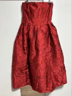 赤いストラップレスAラインパーティードレス