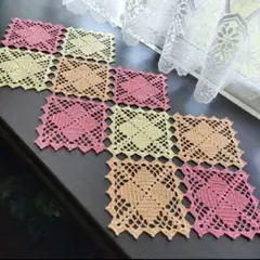 スクエアモチーフのレース編みドイリー　テーブルセンター　インテリア