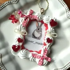 ホイップデコ硬質トレカケース✿ホワイト＆赤リボン＆ハートキーホルダー