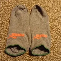 Puma グレー ロゴ入りソックス