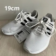 新品　adidas　スニーカー　19センチ　ホワイトキッズ