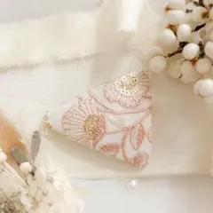 インド刺繍リボン　三角パッチンピン　三角ヘアピン　淡いピンク色　花柄