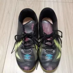 umbro サッカートレシュー 黒/黄/ピンク/青23cm