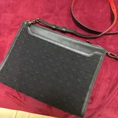 エンボス加工 黒 ショルダーバッグ