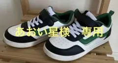 VANS とナイキの子供用スニーカー