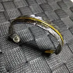 羽根模様 金色ライン バングル