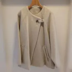 「美品」ベージュ ケープコートボタンデザイン ポンチョ風