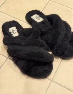 最終価格 UGG ブラック フリース サンダルのサムネイル