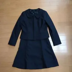 ダークネイビー 襟付きジャケットとドット柄スカートのスーツセット