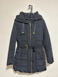 フード付き黒ダウンジャケット