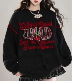 レトロロゴ×チェリーブローチ付き ふわふわニットトップス　Mサイズ　新品
