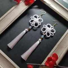 【和風】【太】吉祥結びとタッセルのピアス（イヤリング）（白）【成人式】