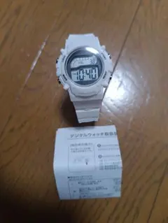 ホワイトデジタル腕時計