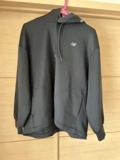 New Balance ニューバランス パーカー ブラック ロゴ入り
