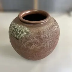 陶器製の茶色と緑の花瓶