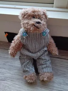 茶色いクマのぬいぐるみ ストライプオーバーオール