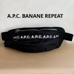 A.P.C. BANANE REPEAT ボディバッグ 黒 ロゴのサムネイル