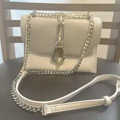 CHARLES & KEITHメタリックアクセントターンロッククロスボディバッグ