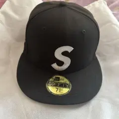 Supreme キャラクター Sロゴ ブラック キャップ ニューエラ コラボ