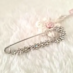 花*母様 花モチーフ キラキラ ブローチ 銀色