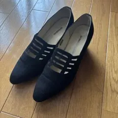 黒いカットアウトデザイン中ヒールシューズ　23.5 3E