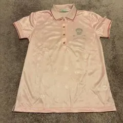 MARK&LONAの黄色いポロシャツで、胸元にドクロのタグが付いています